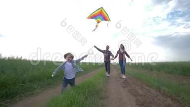 一家人无所<strong>事事</strong>，手里拿着风筝的小男孩在年轻父母的背景下缓慢地在农村奔跑。